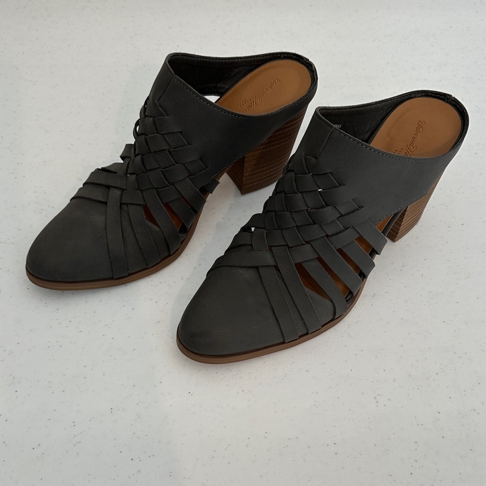 Universal Thread Black Woven Mules